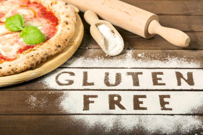 Gluténmentes pizza mellett lisztben glutenfree felirat